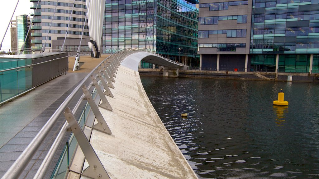 MediaCityUK mostrando um rio ou córrego, uma ponte e uma cidade