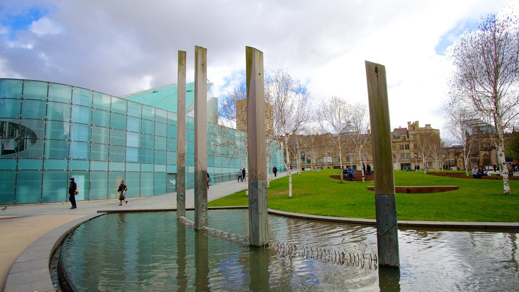 National Football Museum mostrando arquitetura moderna e um lago