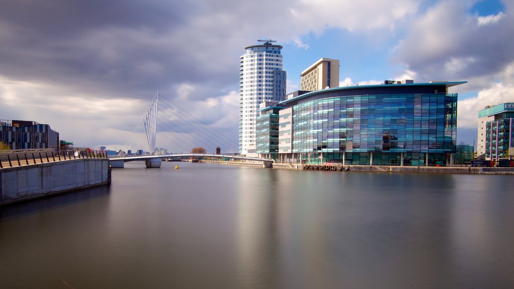 Salford Quays que inclui uma ponte, cbd e um rio ou córrego