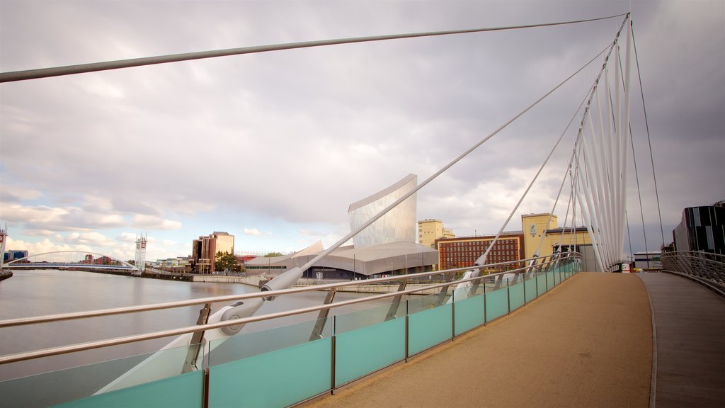 Salford Quays que inclui uma ponte, um rio ou córrego e uma cidade