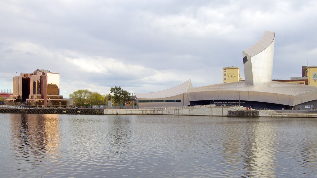 Muelles de Salford ofreciendo un río o arroyo y escenas de teatro