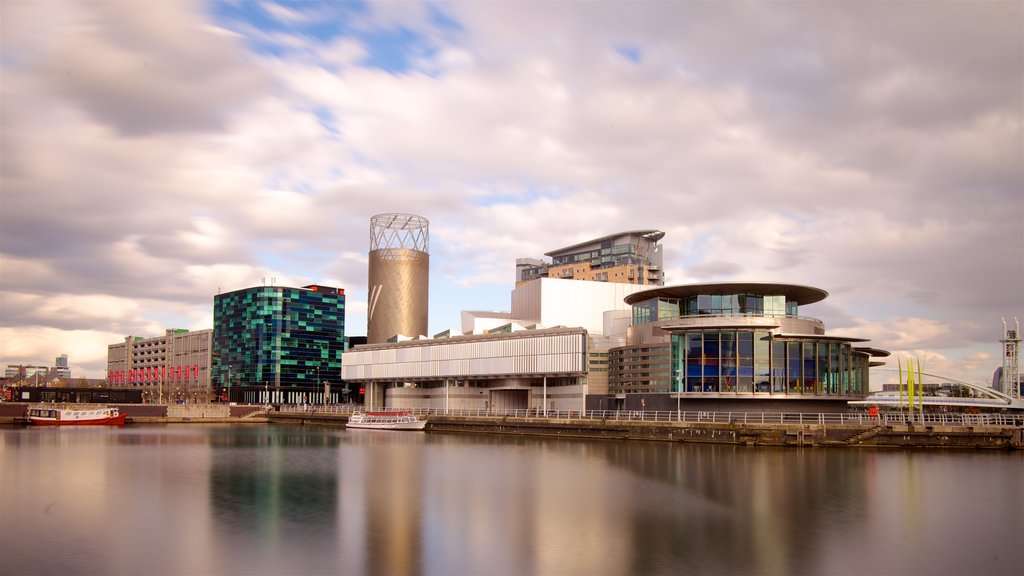 Muelles de Salford ofreciendo arquitectura moderna, una ciudad y un río o arroyo