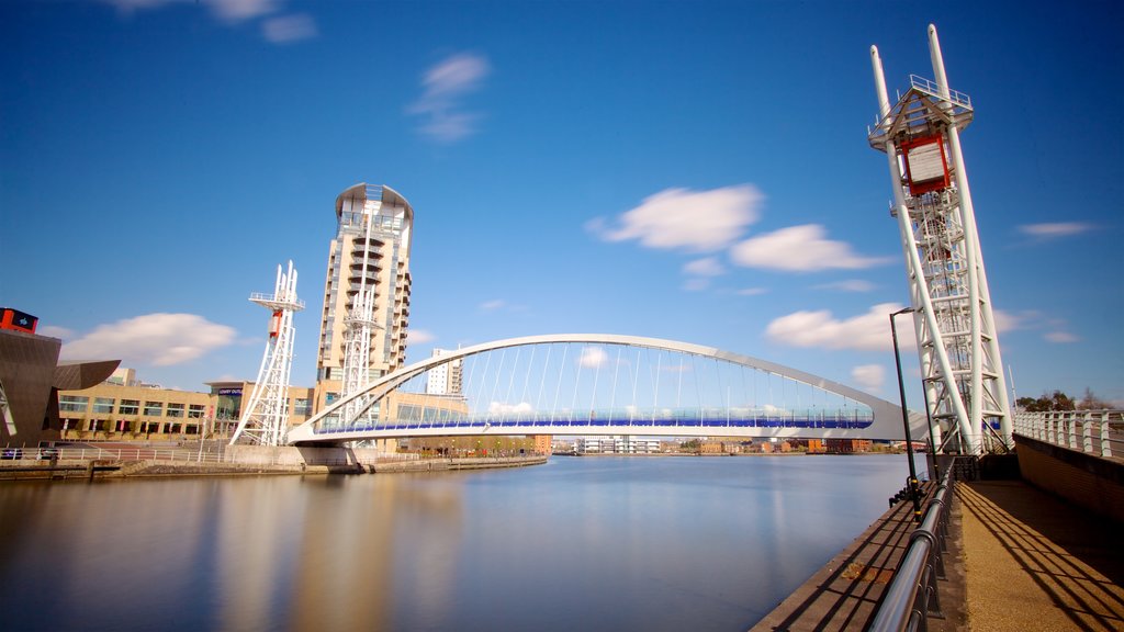 Muelles de Salford que incluye un río o arroyo, un puente y una ciudad