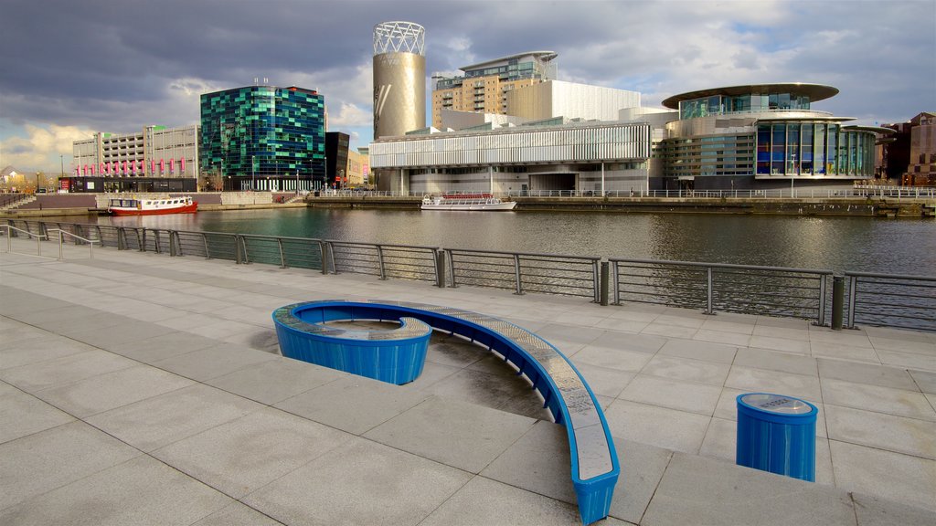 Muelles de Salford ofreciendo una ciudad, vistas y un río o arroyo