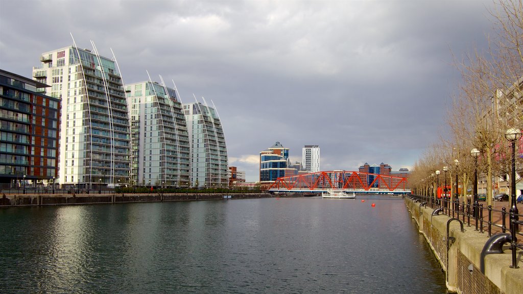 Salford Quays caracterizando um rio ou córrego, uma cidade e arquitetura moderna