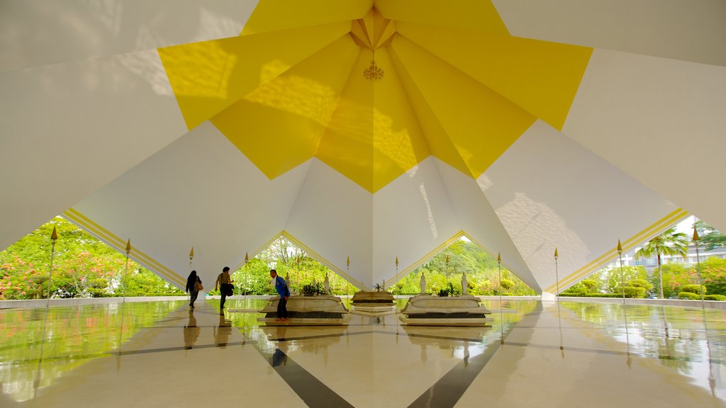 National Mosque showing a mosque, modern architecture and interior views