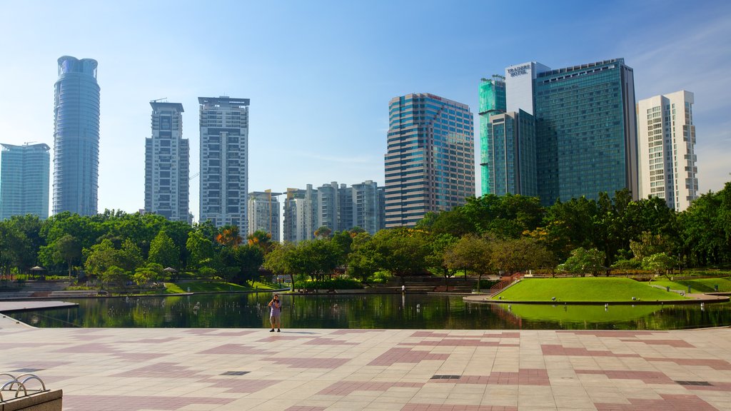 Parque KLCC ofreciendo un estanque, horizonte y una ciudad