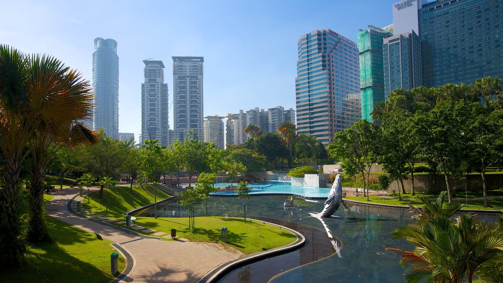 KLCC Park mostrando um arranha-céu, um jardim e um lago