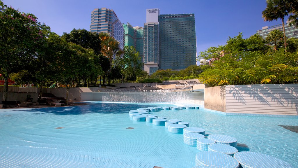 Parque KLCC que incluye un parque, una alberca y una ciudad