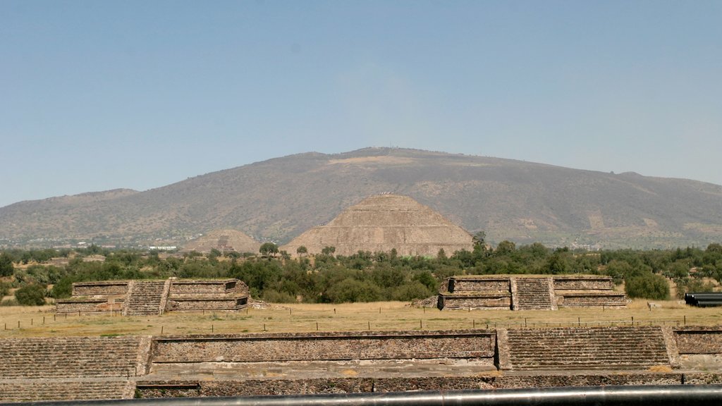 Teotihuacan showing landscape views, heritage elements and tranquil scenes