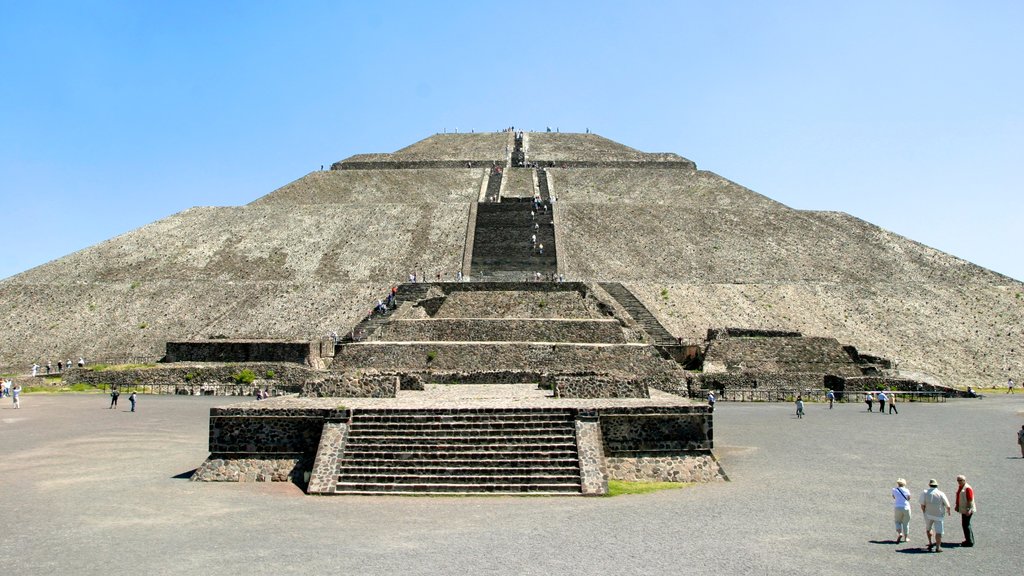 Teotihuacán que incluye una ruina y elementos del patrimonio