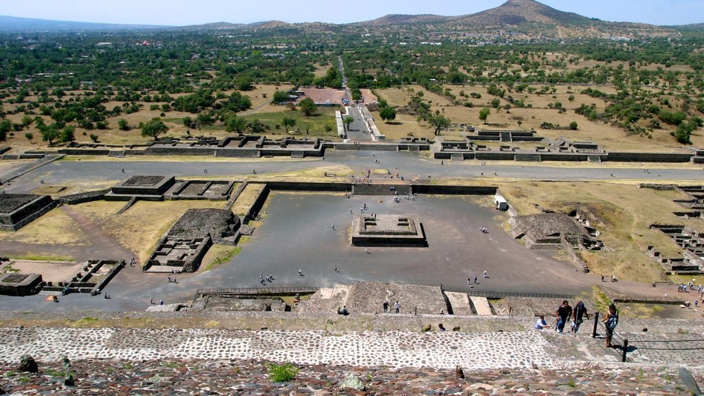 Teotihuacan showing landscape views, desert views and building ruins