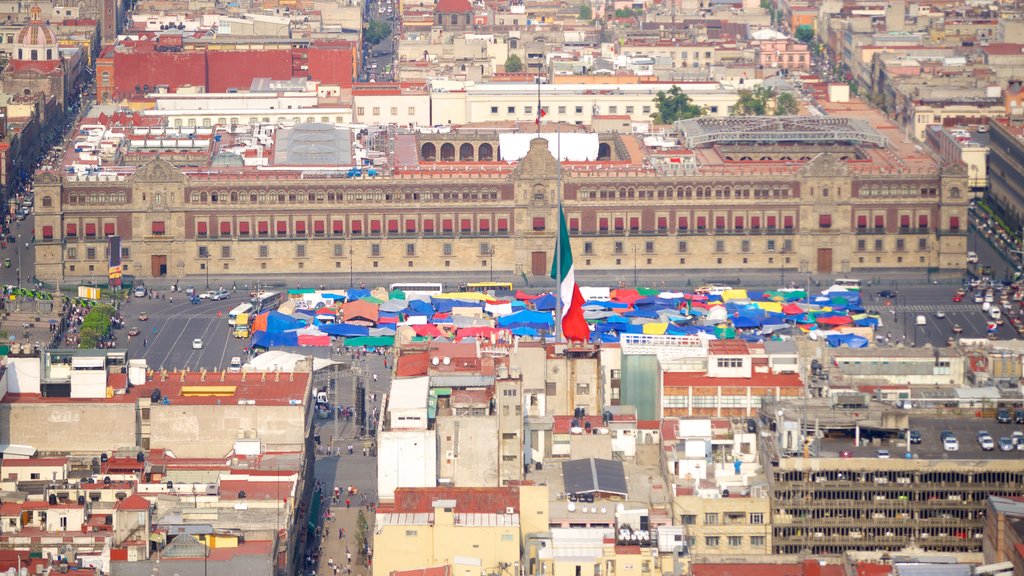 Palacio Nacional caracterizando um pequeno castelo ou palácio, um edifício administrativo e uma cidade