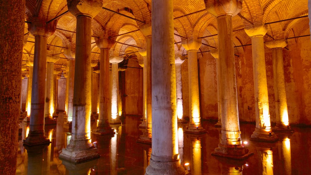 Basilica Cistern which includes religious aspects, interior views and a church or cathedral