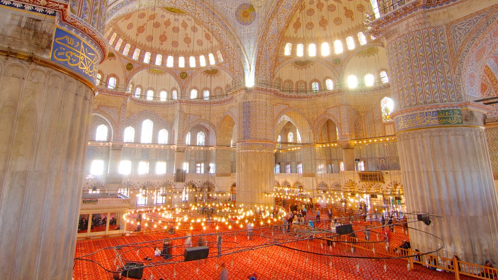 Mesquita Azul caracterizando vistas internas, elementos religiosos e uma mesquita