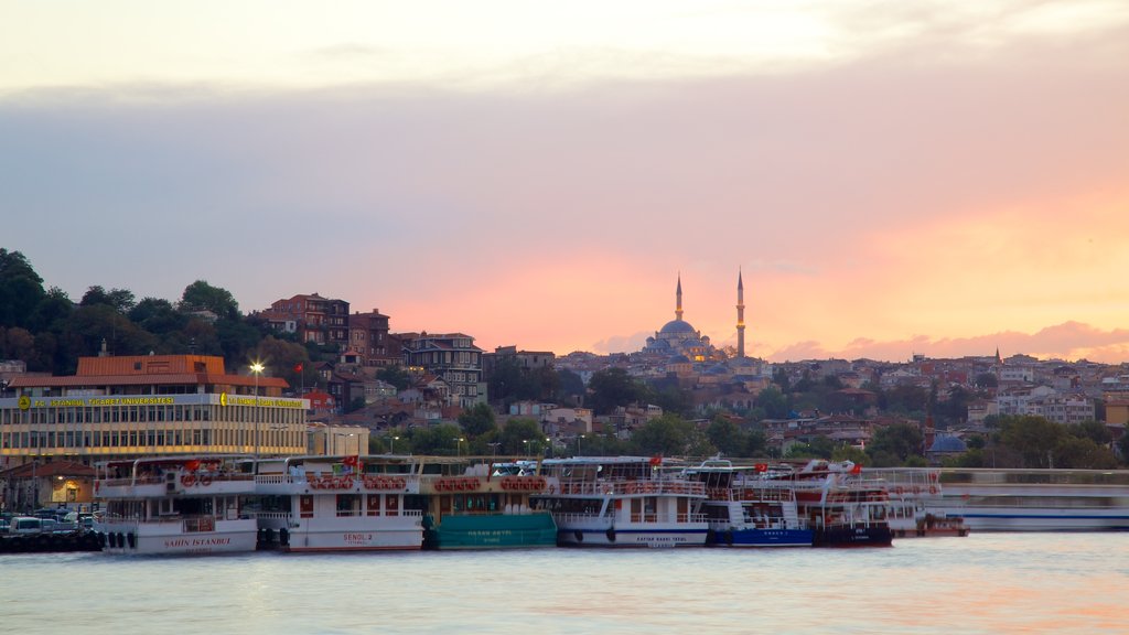 Istanbul inclusief een stad, landschappen en een zonsondergang