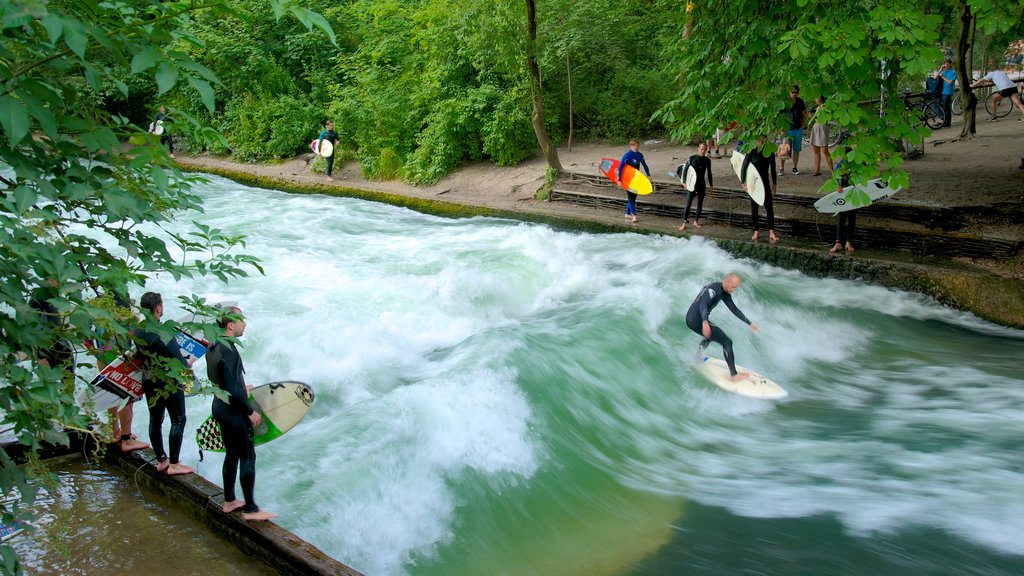 Englischer Garten Süd bevat een rivier of beek, surfen en stroomversnellingen