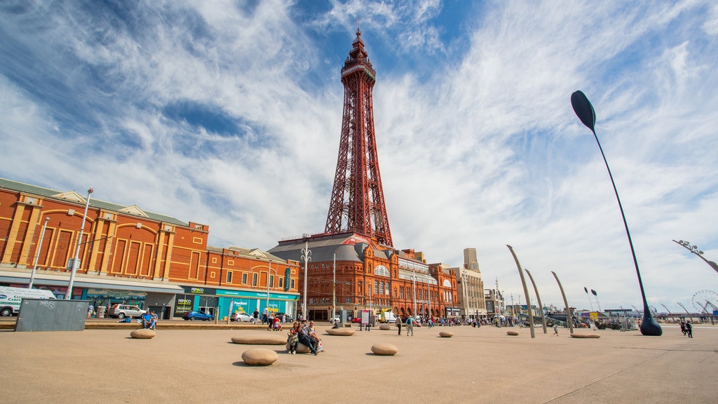 Blackpool Tower ofreciendo elementos patrimoniales y una plaza