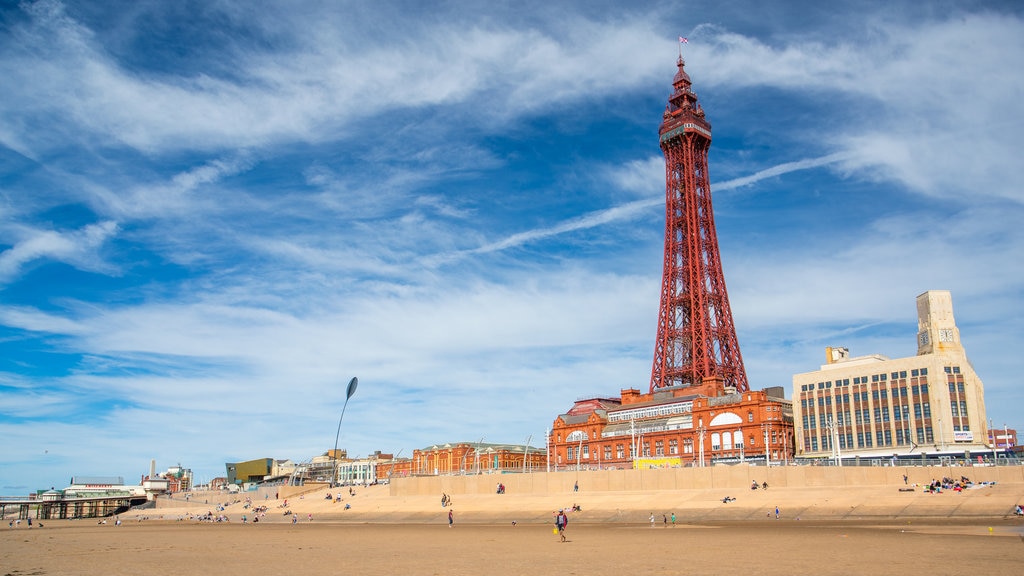 Blackpool Tower mostrando una ciudad costera y una playa de arena