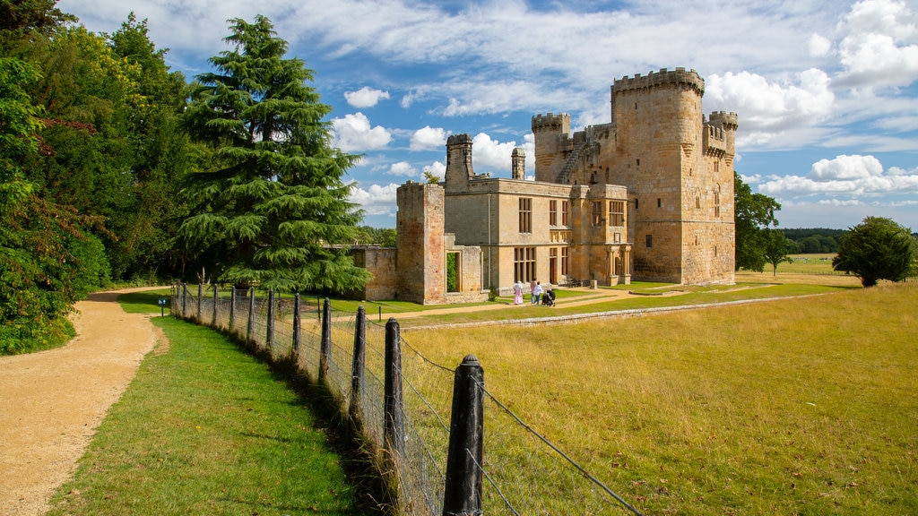 Castelo e Jardins de Belsay Hall mostrando um castelo e arquitetura de patrimônio