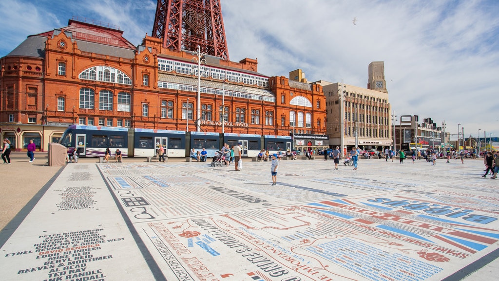 Blackpool Tower que incluye un parque o plaza