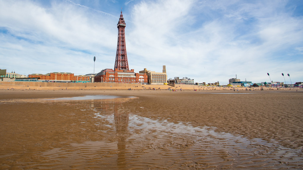 Blackpool Tower mostrando uma praia de areia e uma cidade litorânea