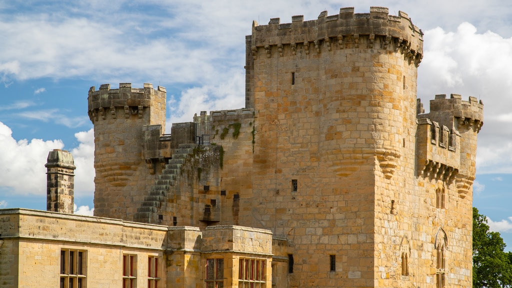 Belsay Hall, castillo y jardines mostrando patrimonio de arquitectura y castillo o palacio