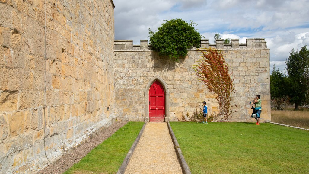 Belsay Hall, castillo y jardines que incluye un castillo y elementos del patrimonio y también una familia