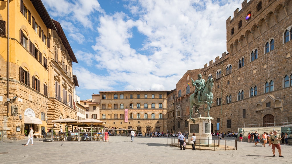 Plaza de la Señoría que incluye una ciudad, un parque o plaza y una estatua o escultura