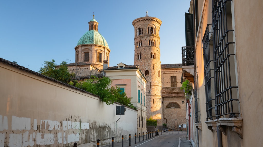 Catedral de Rávena que incluye arquitectura patrimonial