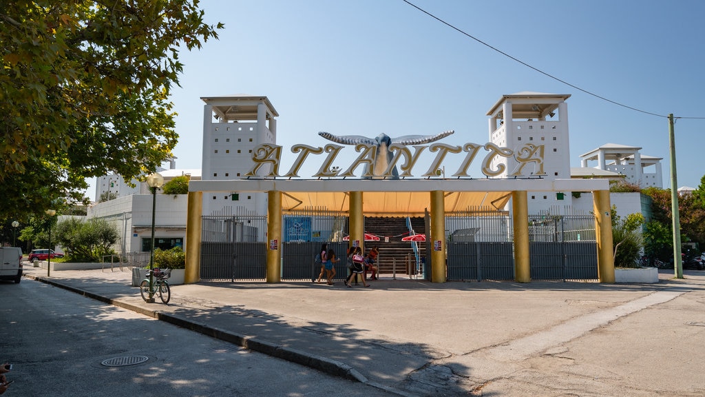 Parque acuático Atlantica que incluye señalización