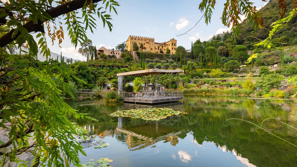 Jardines del castillo de Trauttmansdorff ofreciendo un estanque