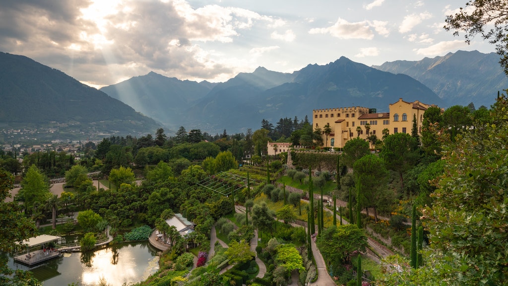 Jardines del castillo de Trauttmansdorff mostrando vistas de paisajes, una puesta de sol y patrimonio de arquitectura