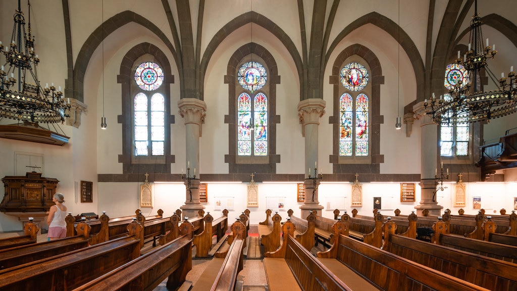 Evangeliska kyrkan som visar interiörer, en kyrka eller katedral och historiska element