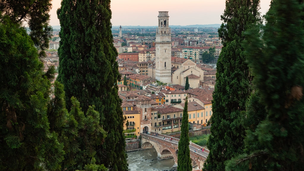 Castillo de St. Peter mostrando una ciudad y vistas de paisajes