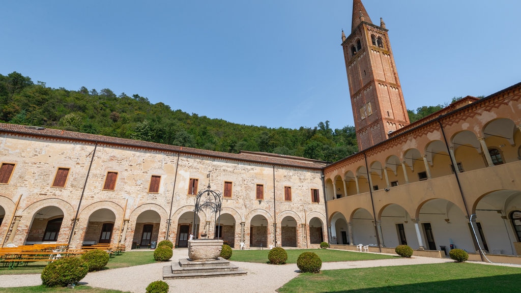 Madonna della Salute Monteortone caracterizando arquitetura de patrimônio e um parque