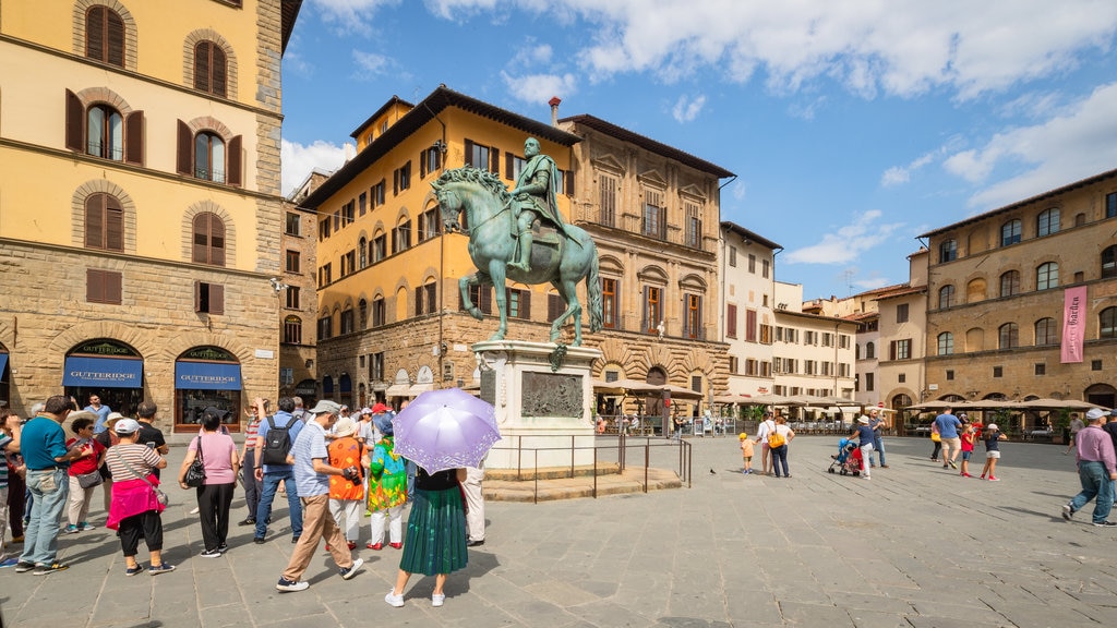 Piazza della Signoria mostrando uma estátua ou escultura, cenas de rua e uma praça ou plaza