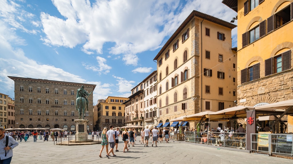 Piazza della Signoria toont een standbeeld of beeldhouwwerk, straten en een plein