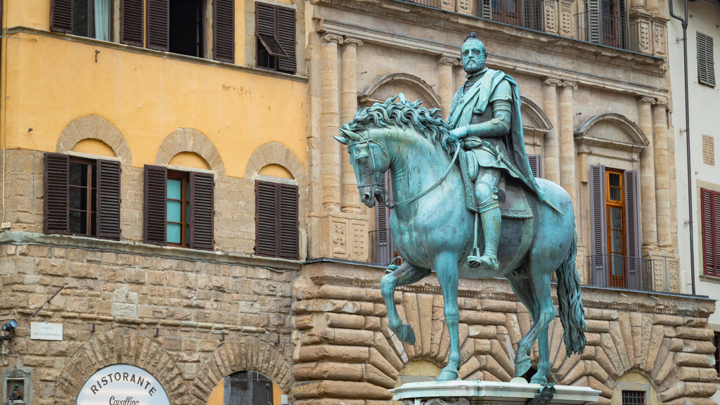 Piazza della Signoria que inclui uma estátua ou escultura