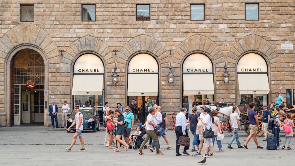 Piazza della Signoria fasiliteter samt gatescener i tillegg til en liten gruppe med mennesker