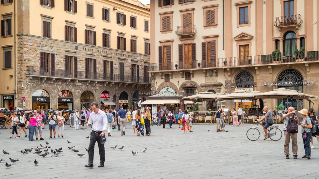 Piazza della Signoria fasiliteter samt gatescener og torg eller plass i tillegg til en mann