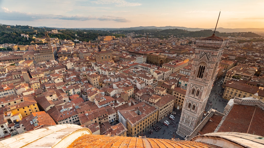 Giotto\'s Campanile toont landschappen, een stad en een zonsondergang