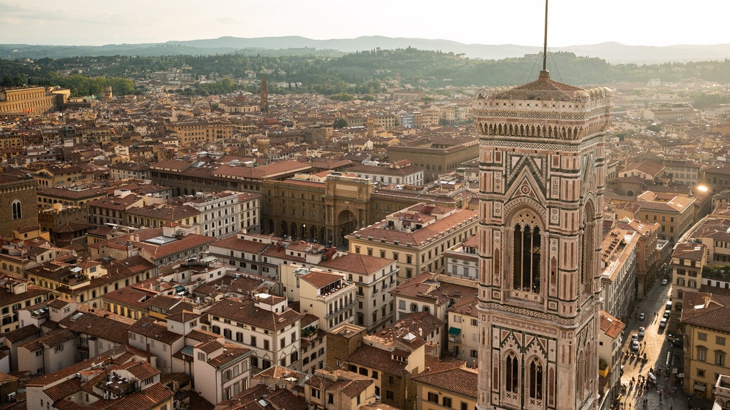 Campanile de Giotto montrant une ville et paysages