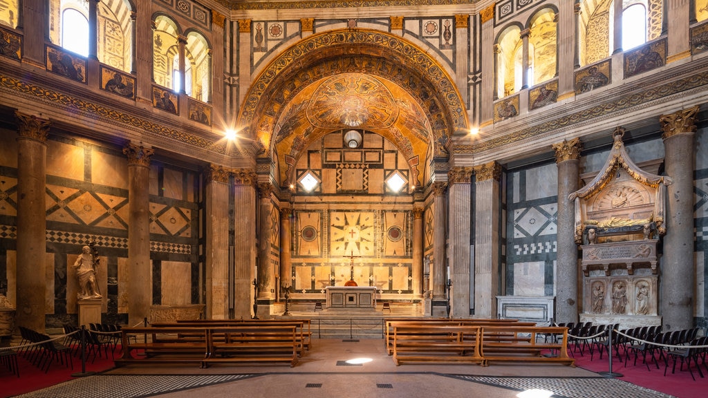 Baptisterio de San Juan que incluye vistas interiores, una iglesia o catedral y elementos del patrimonio