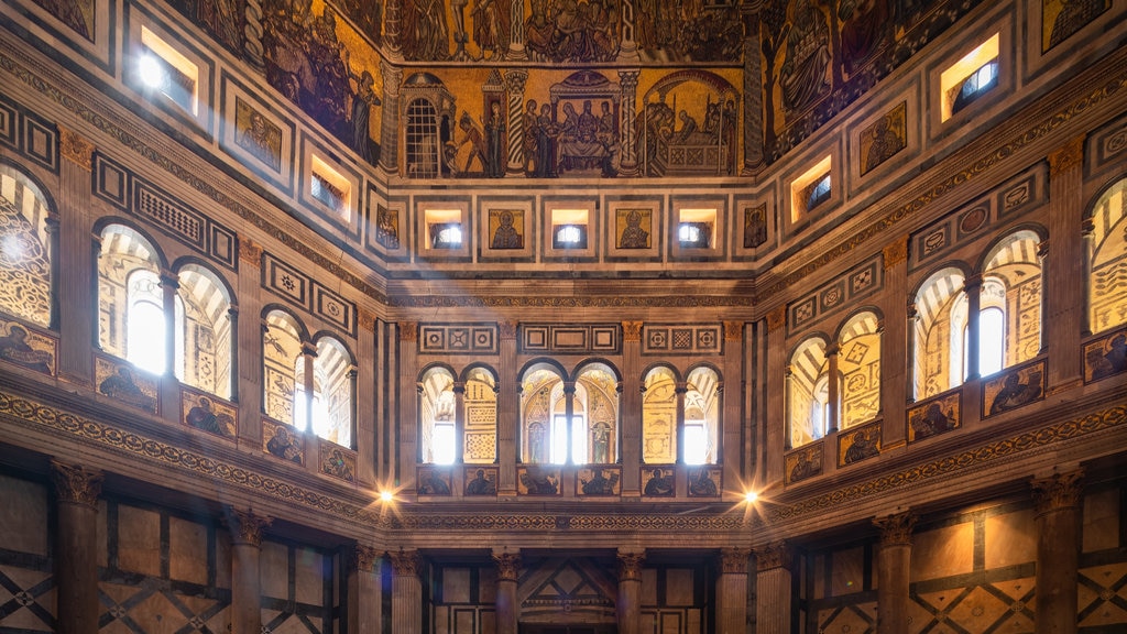 Baptisterio de San Juan que incluye elementos del patrimonio y vistas interiores