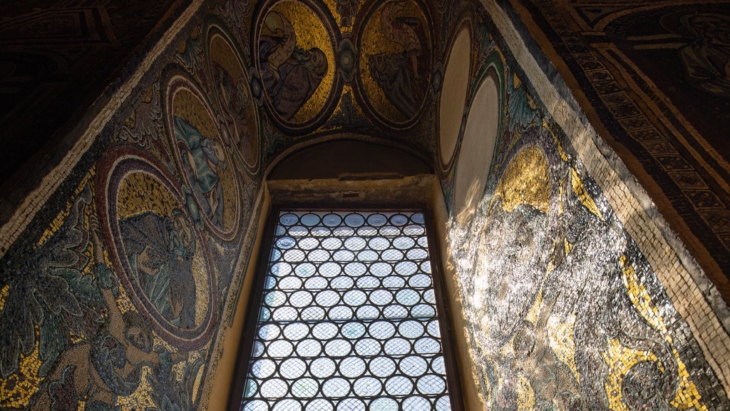 Baptisterio de San Juan ofreciendo elementos del patrimonio y vistas interiores