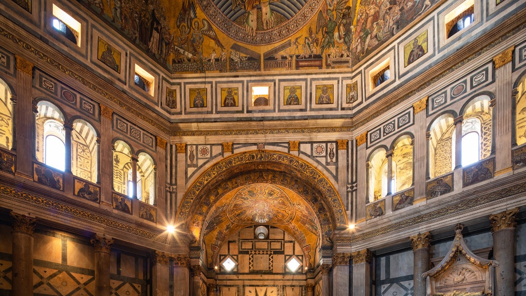 Baptisterio de San Juan ofreciendo elementos del patrimonio y vistas interiores