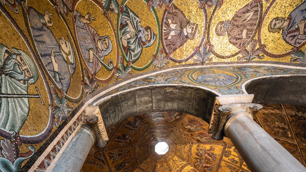 Baptisterio de San Juan mostrando elementos del patrimonio, aspectos religiosos y arte