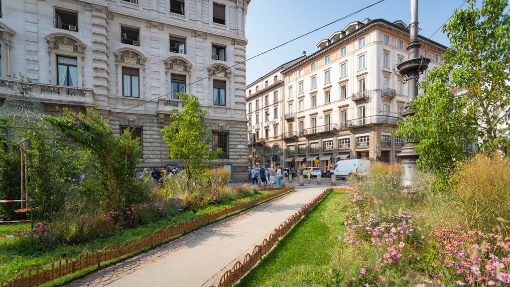 Piazza della Scala que incluye flores silvestres y jardín