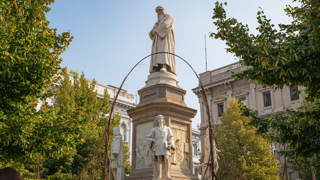 Piazza della Scala mostrando elementos del patrimonio y una estatua o escultura